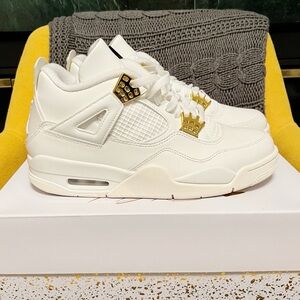 Jordan 4 Retro white/gold Women’s 10.5 Men’s 9